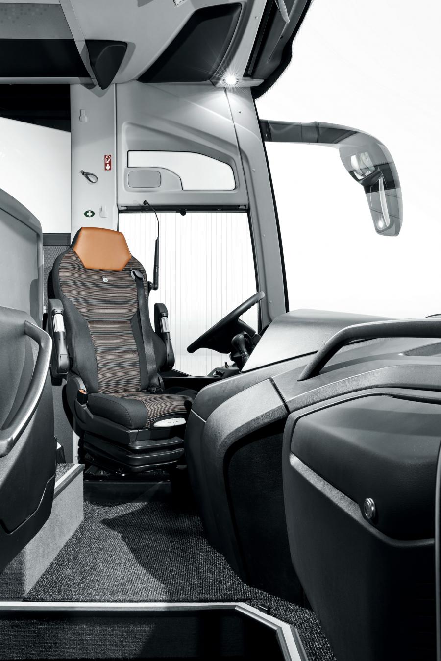 Интерьер Mercedes-Benz Tourismo 15/2 RHD 2017 года  (фото 15 из 28)